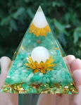 Orgonitová pyramida bílý nefrit a amazonit - Lotosový květ