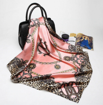 Luxusní jemný čtvercový šátek 90 cm - růžový s leopardím vzorem