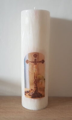 Svíčka s motivem Ježíše na kříži