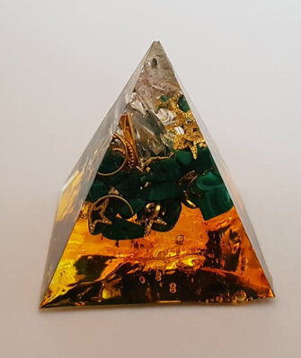 Orgonit pyramida z pryskyřice s křišťálem a malachitem 