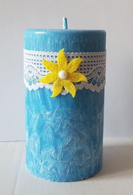 Modrá svíčka s krajkou a květinou