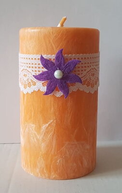 Oranžová svíčka s krajkou a květinou