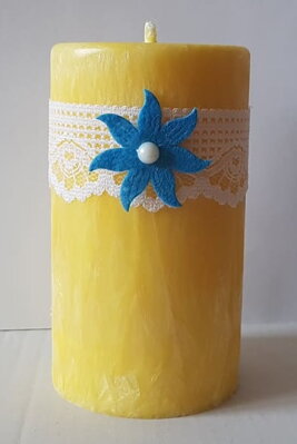 Žlutá svíčka s krajkou a květinou