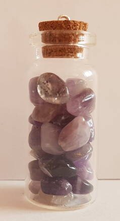 Minerálny kameň v sklenenej fľaštičke - Ametyst