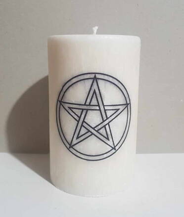 Oltářní svíčka s pentagramem