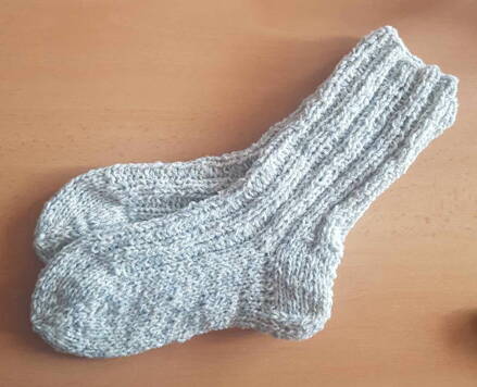 Ručně pletené ponožky šedá s krémovou