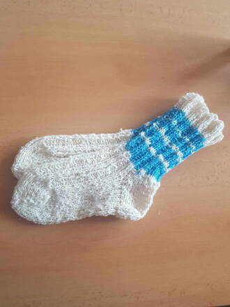 Ručně pletené ponožky bílé s modrými pruhy