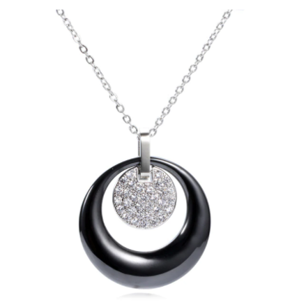 Módny keramický náhrdelník s príveskom čierny