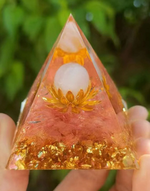 Orgonitová pyramida opál a sluneční kámen - Lotosový květ
