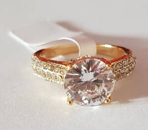 Prsten zlaté barvy s velkým bílým zirkonem